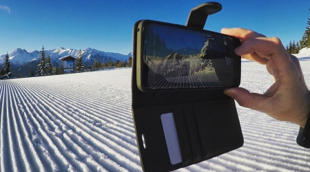 Mobiel opladen tijdens de wintersport.